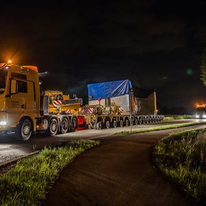 In zwei Nächten erfolgte der Transport mit Überlänge und Überbreite nach Herzebrock-Clarholz – ohne besondere Vorkommnisse. Hier nach Durchfahrt des Kreisels Tönnishäuschen.