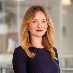  llse Versluis ist Cybersecurity-Analystin bei Eye Security. 2025 entdeckte sie eine relevante Microsoft-SharePoint-Lücke und gilt nun als Ausnahmetalent.(Bild:  Eye Security)