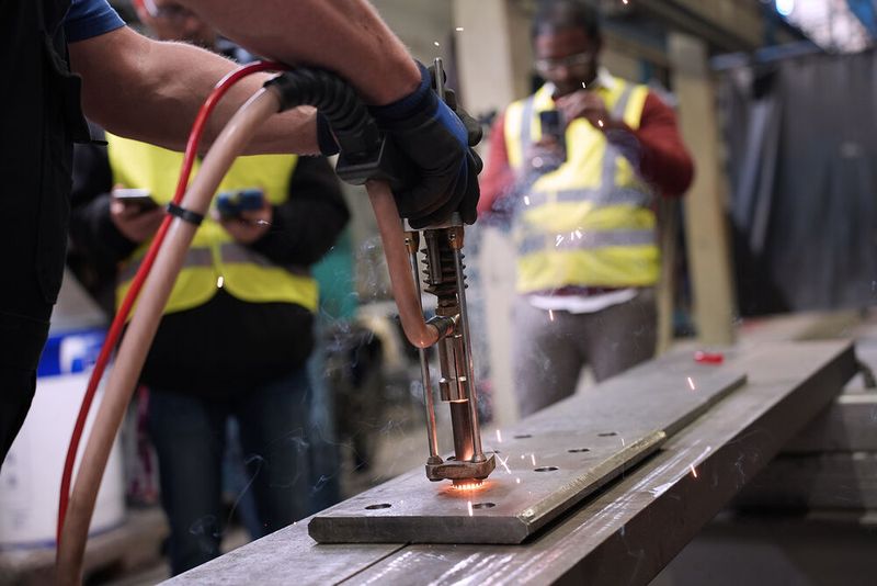 Die Schweißpistole mit dem Bolzen im richtigen Winkel auf die Platte zu setzen, erfordert ein hohes Maß an Erfahrung. Schon die geringste Schrägstellung oder eine Verschmutzung des Materials, z. B. durch Öl, kann zum Versagen der Schweißverbindung führen. In einer ersten Messreihe wurden verschiedene Fehler simuliert, um deren akustische Eigenschaften besser zu verstehen. (Bild: Fraunhofer IDMT)