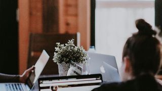 Zufrieden mit der Arbeit: 81 Prozent der Angestellten in Deutschland sind (sehr) glücklich, in den USA sind es allerdings ganze 93 Prozent. (gemeinfrei)