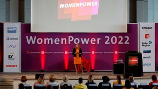 Award Premiere auf der Hannover Messe! Denn erstmals darf sich eine von drei nominierten MINT-Expertinnen auf den sogenannten Young Engineering Award freuen. Lesen Sie hier, wer die besten Chancen dazu hat. (Bild: Deutsche Messe)