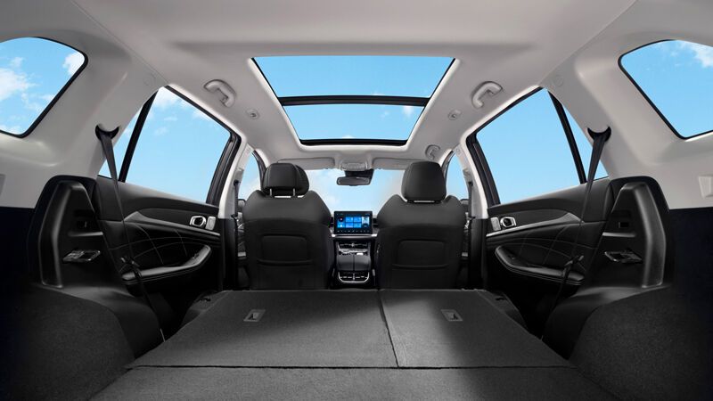 ... ebenso wie ein Panoramadach serienmäßig. (Bild: Elaris)