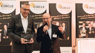 Den „Executive Circle Award“ für sein Lebenswerk erhielt 2023 der jahrzehntelange Inhaber und Geschäftsführer der Hermann-Gruppe, Wolfgang Hermann. »kfz-betrieb«-Chefredakteur Wolfgang Michel übergab die Auszeichnung im Rahmen des Executive Circle – des exklusiven Forums für die großen Autohändler Deutschlands. (Bild: Stefan Bausewein)
