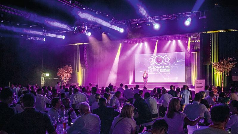 Die Bühne ist frei: Markengebundene und freie Kfz-Betriebe können sich noch bis Mitte Februar  für den Automotive Business Award 2024 bewerben.(Bild:  Stefan Bausewein)