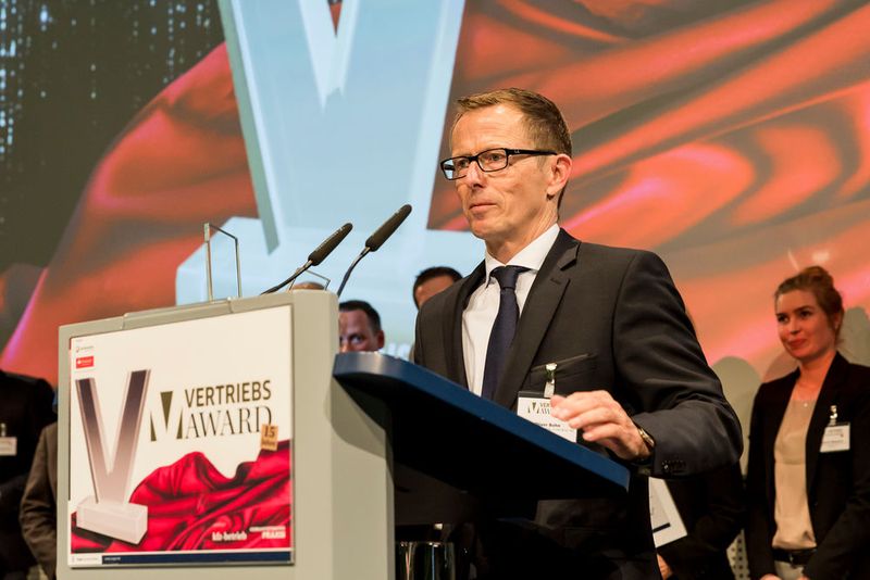 Oliver Bohn, geschäftsführender Gesellschafter des Autohauses Kuhn & Witte, bedankte sich bei seinem Team und der Jury fürs Erreichen des 1. Platzes des Vertriebs Award 2017. (Bild: Stefan Bausewein)