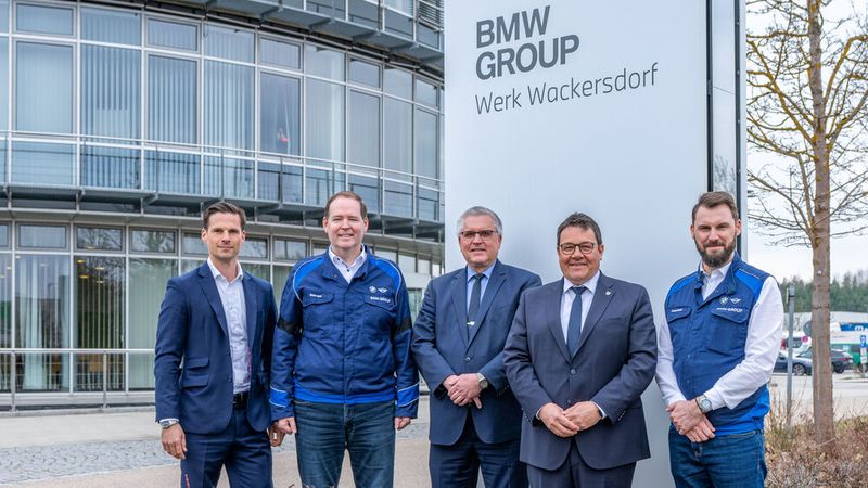 Am Standort Wackersdorf entsteht ein neues Kompetenzzentrum für Demontage und Wiederverwertung von Fahrzeugen.(Bild:  BMW Group)