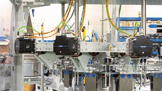 Die Beladestation der Verpackungsmaschine zum Abfüllen des Handgels besteht aus einem Drehtisch, der die Beutel schnell bereitstellt. (Yaskawa Benelux)
