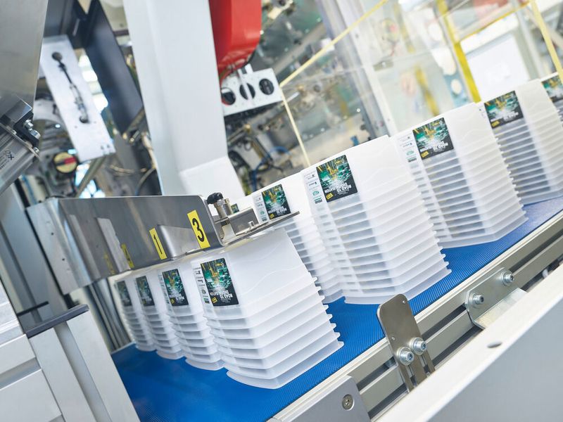 Der hybride Allrounder 820 H in Packaging-Ausführung fertigt auf der Fakuma in einer Zykluszeit von rund 3,8 s vier dünnwandige IML-Behälter aus Polypropylen (PP). (Arburg)