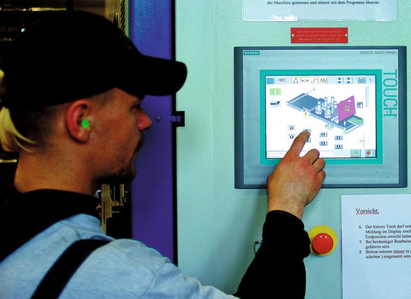 Alle Funktionen der Blech- und Kantenbearbeitung werden über das Siemens-Touchpanel bedient, das ergonomisch günstig angeordnet und dem Bediener zugewandt ist. Bild: Hans Weber (Archiv: Vogel Business Media)