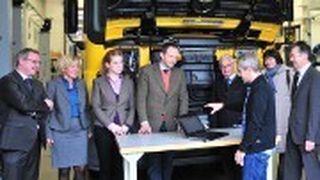 Bei der Vorstellung von „Abi und Auto“ (v. li.): Frank Weth (Handwerkskammer), Schulleiterin Heidrun Görtler, Kfz-Meisterin Sonja Bleuel, MdL Dr. Bernd Weiß, Landrat Rudolf Handwerker, Fachlehrer Harald Burkard, Maria Walter (Regierung von Unterfranken) und Gottfried Reuß ( Kfz-Innung). (Foto: Büttner)