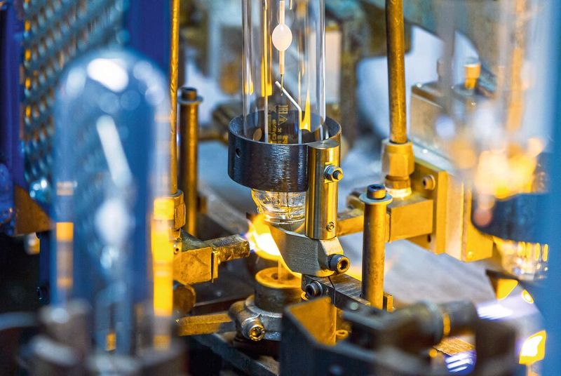 Weniger Produktionsausfälle bei Philips: Während die konventionelle Halterung für die Leuchtmittel aufgrund der thermischen Belastung ständig riss, ist das mit der Additive-Manufacturing-Variante durch ein einfaches Redesign nicht mehr der Fall.  (Bild: Materialise)