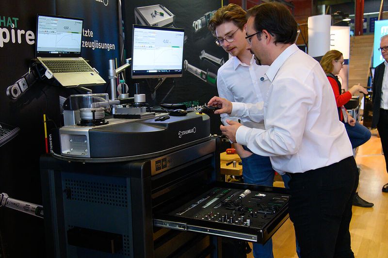 Der rege Fachaustausch überzeugt jedes Mal aufs Neue Teilnehmer und Aussteller der Schraubtec. (Bild: Stefan Stark/VCG)