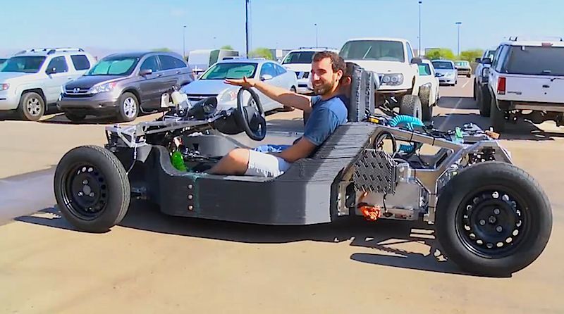 Probefahrt mit dem unfertigen Strati: Wenn auch die Probefahrt mit der fertigen Version gelingt, wollen die Erfinder das Auto aus dem 3D-Drucker in den nächsten Monaten zur Serienreife bringen. (Bild: Local Motors/Screenshot)
