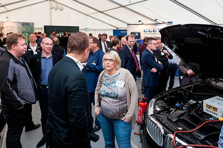 Teilnehmerrekord: Vor allem in den Pausen gab es in der Ausstellungshalle kaum ein Durchkommen. (Stefan Bausewein)