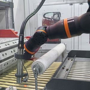 The articulated arm robot Rebel is used, among other things, for marking semi-finished products on extrusion lines and for drilling threads in rod ends made of high-performance plastic.(Image: Igus)