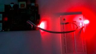 Conrad Adventskalender Raspberry Pi: 1. Kalendertürchen – Steckbrett, LED, Widerstand, Verbindungskabel bringen eine LED zum Leuchten (Bild: Margit Kuther)