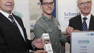 Der 1. Platz ging an den 23-Jährigen Julian Kunze, Student am Lehrstuhl für Unkonventionelle Aktorik an der Universität des Saarlandes in Saarbrücken (Bild: Dr.-Ing. Heinz-Jürgen Prokop, Julian Kunze, Dr. Dipl.-Ing. Kurt Schmalz (v.l.)) (Bild: Schmalz)