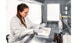 1 Mikrobiologische Sicherheitswerkbänke halten durch einen „Luftvorhang“ Aerosole vom Anwender und den Produkten fern. (Weiss Technik)