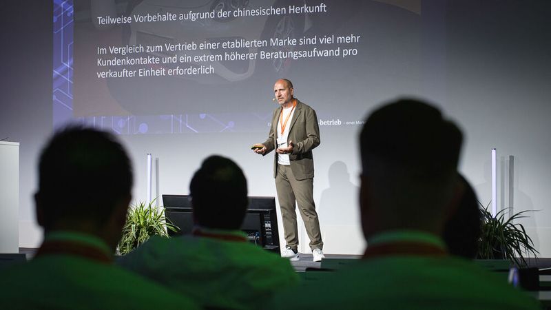 Carsten Seitz, Geschäftsführer des Autohauses Seitz, schilderte den Teilnehmern der Automotive Business Days, welche Erfahrungen er mit dem Vertrieb der Marke Ora gesammelt hat, und warum er sich entschieden hat, die Chinamarke gemeinsam mit Elektrorollern in einem separaten Elektromobilitätszentrum zu verkaufen. (Bild: Stefan Bausewein)