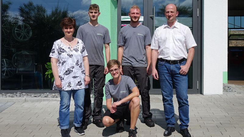 Hinter all dem steckt das Team der Kfz-Technik Stumpf GmbH mit dem Inhaber-Ehepaar Peter und Silke Stumpf (li. und re. im Bild). (Bild: Schreiner/»kfz-betrieb«)