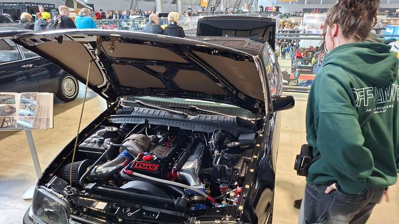 Sozusagen überrestaurierter Lotus-Omega. Das staunt sogar der weibliche Alt-Auto-Fan.  (Bild: Dominsky –  »kfz-betrieb«)