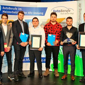 Sehr gute Leistungen: (v. li.) Obermeister Richard Wagner, Maximilian Saller, Niklas Jung, (Ausbilder der Kfz-Werkstatt Mandl & Dreyer; München), Florian Huber, Johannes Bösl (Ausbilder des Autoauses Prüller KG; Neuburg/Donau).(Bild:  Kfz-Innung)