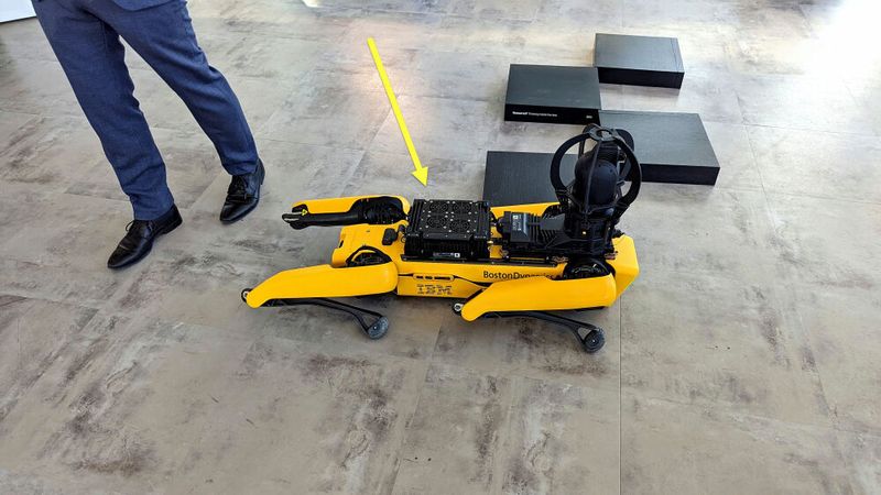 Auf dem Buckel hat der RoboDog einen Edge-PC. Das ist ein normaler, leistungsstarker Computer. Man kann da auch noch weitere IoT-Geräte anschließen. Etwa Sensoren für Strahlung, Luftqualität, Feinstaub, und mehr. (Harald Karcher)