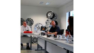 Die gut ausgestatteten und hellen Räume im Trainingszentrum von Tyremotive bieten Thomas Zink (links) eine gute Basis für seine Schulungen zur Reifenmontage und zum Umgang mit dem RDKS.  (Bild: Tyremotive)