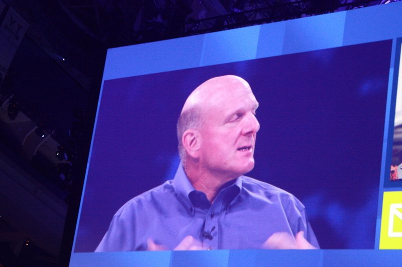 Die großen Übertragungsmonitore zeigen Steve Ballmer hautnah. (Archiv: Vogel Business Media)