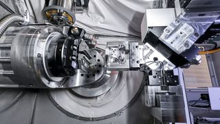 Automatisierte Effizienz: Die «Micro 5 XL» beim reibungslosen Wechsel von Fertig- und Rohteil im Arbeitsraum. (Bild: Chiron)