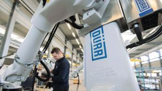 Der Maschinen- und Anlagenbauer Dürr korrigiert seine Prognosen für 2022 nach unten. Denn Lockdowns in China und weitere Probleme belasten die Lieferkette. Allerdings schaut Dürr dennoch zuversichtlich auf seine Unternehmensentwicklung. (Bild: dpa)