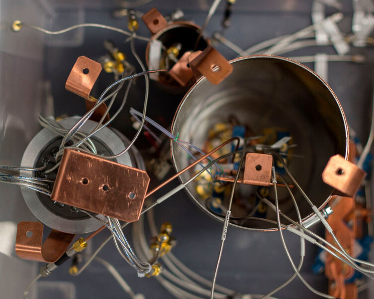 Eine Möglichkeit, einen Quantencomputer zu betreiben, besteht in der Verwendung von Microwellen. Auf dem Foto ist ein Eingang für die Mikrowellenleitungen zu sehen.  (IBM Research)