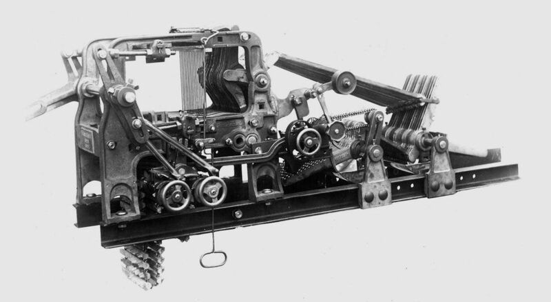 1937: Erste Doppelzylinder-Schaftmaschine für die Herstellung von grossrapportigen Geweben und erste Namenjacquardmaschine für Leisten und Bänder. (Stäubli)