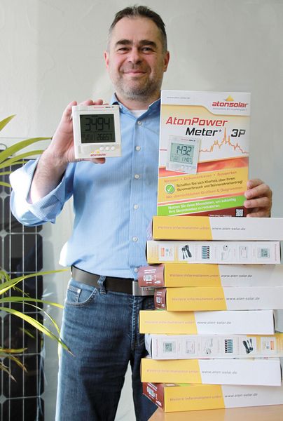 Bild 3: Michael Aigner mit Atonpower-Meter – das Tool misst den Stromverbrauch im Minutentakt. Mit den Daten lassen sich Wirtschaftlichkeitsberechnungen  durchführen, die Photovoltaikanlagen werden genau auf den Eigenverbrauch ausgerichtet. (Bild: Aton-Solar)