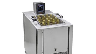 Der speziell für den Bier-Forciertest entwickelte Wärme- und Kältethermostat gestattet einen Temperaturwechsel zwischen 0°C  und 40°C sowie 0°C und 60°C in der Taktzeit von 24 Stunden. (Bild: Huber Kältemaschinenbau)