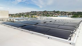 Rund 780 der über 1.000 PVT-Module befinden sich auf dem Dach des Hauptgebäudes am Mahle-Standort in Vaihingen an der Enz.  (Bild: Mahle)