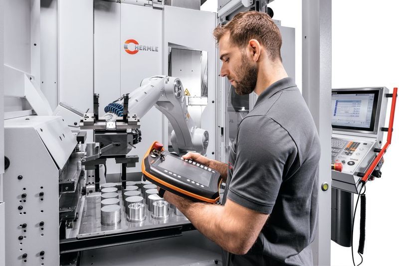 Grafische Roboter-Programmierung (GRP) mit dem touchfähigen SmartPad. (Hermle)