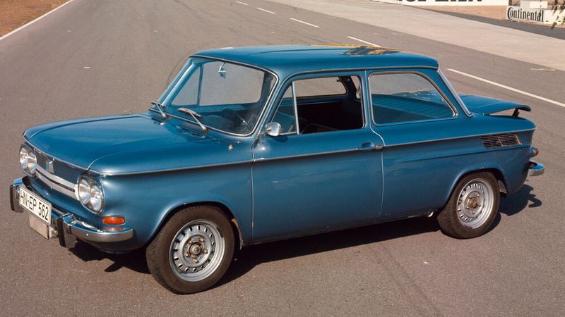 Der Prinz 1000 war die Basis für die sportlichen TT- und TTS-Modelle. Er besitzt einen quer im Heck eingebauten luftgekühlten Reihenvierzylindermootor mit obenliegender Nockenwelle und Querstromzylinderkopf und damit viel Potenzial für Leistungssteigerungen. Einzelradaufhängung mit Doppelquerlenkern an der Vorderachse und eine Schräglenkerhinterachse mit gummigelagerten Gelenken an den Rädern unterstützen ihrerseits sportliche Fahreigenschaften, wie sie damals sonst nur BMW und Porsche zu bieten hatten. (Bild: Audi AG)