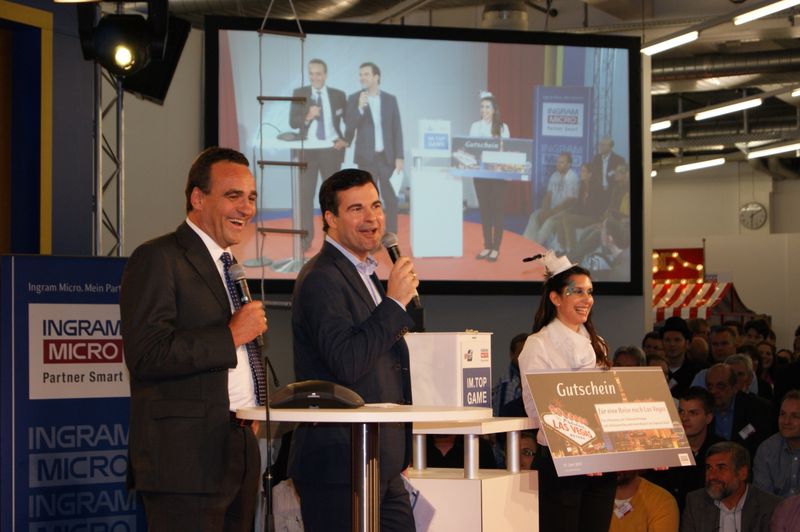 Eine Reise nach Las Vegas war in diesem Jahr derr Hauptpreis beim SMS-Gewinnspiel der IM.Top. Der erste gezogene Kandidat hatte die Messe leider schon verlassen, deshalb musste Markus Adä (l.) einen zweiten Versuch wagen. (IT-BUSINESS)