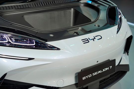 Elektroautos aus China, wie jene von BYD, werden auch in die EU eingeführt. Doch wegen den unfairen Subventionen vom Staat, die quasi zu einem unlauteren Wettbwerb führen, hat die EU 2024 Zusatzzölle erhoben. Doch nun scheint es Alternativen zu geben ...(Bild:  BYD)