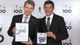 Top-100-Mentor Ranga Yogeshwar (rechts) überreicht die Auszeichnung für innovative Mittelständler an Christoph Ludin, Mitglied der Geschäftsleitung bei Simon Hegele. (Bild: Simon Hegele)