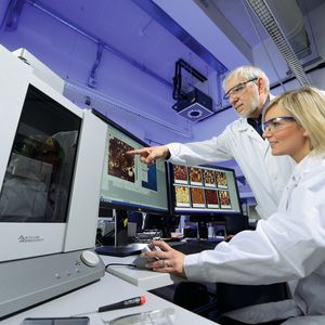 Abb. 1: Laborleiter Alexander Karbach und Doktorandin Dina Gabriel am Rasterkraftmikroskop im Labor für Oberflächen- und Festkörperanalytik der Currenta in Leverkusen.