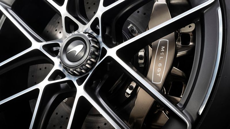 Leichtmetallräder mit Zentralverschluss, Bremssättel mit Baureihenbezeichnung (Bild: McLaren Automotive / James Lipman)