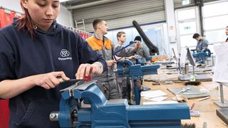 Die Auszubildenden machen sich zunächst intensiv mit den verschiedenen Metallen und deren Werkstoffeigenschaften vertraut. (Bild: Knuth Werkzeugmaschinen)