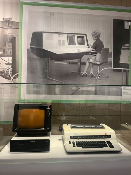 Das war auch diese erstmals mit einer Bildschirmergänzung vernetzte elektrische Schreibmaschine. Die Firma Olympia präsentierte sie im Jahr 1984. (© cm)