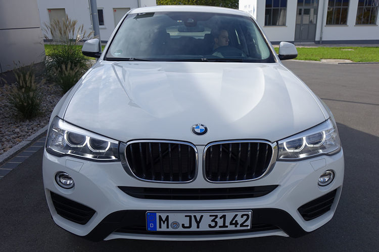 Den gesamten Vorderbau bis zur B-Säule übernahmen die Designer vom Facegelifteten X3. (Jens Scheiner)