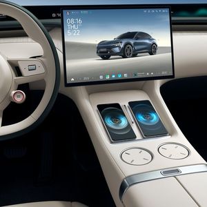 Selbst die Verstellung von Spiegel und Lenkrad ist nur digital möglich.(Bild:  Xiaomi)