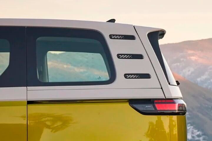 Opaque colour without coating: Plexiglas moulding compounds fully coloured in deep black enable the resource-efficient production of high-gloss plastic components using the mould-in-colour process. The rear spoiler and wingflaps on the Volkswagen ID. Buzz. are just two examples. (Source:  Volkswagen)