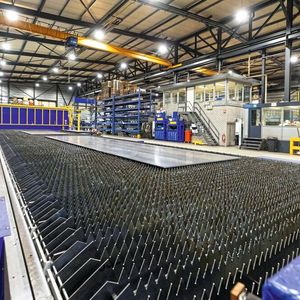 Grossflächig: Die Laserschneidanlage bewältigt bis 15 000 mm x 3000 mm messende Bleche.(Bild:  Microstep)