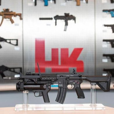 In der Gewehrschmiede Heckler & Koch glüht quasi das Eisen rund um die Uhr, denn die Auftragsbücher sind voll, wie nie. Lesen Sie hier mehr dazu ... (Bild: dpa / P. Seeger)